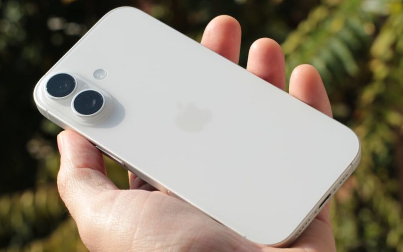 apple-iphone-17-review:-stuck-in-the-middle-with-you